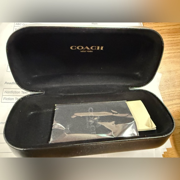 Coach Stylish Green Sunglasses - Picture 4 of 5